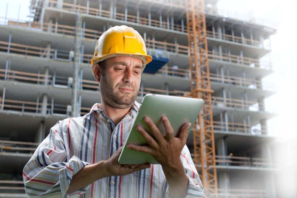 BIM на стройке: инженер с планшетом